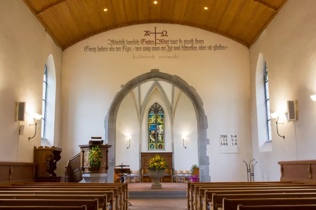 Innenraum Kirche mit Zwinglispruch (Foto: Ernst Roth) Innenraum Kirche mit Zwinglispruch (Foto: Ernst Roth)